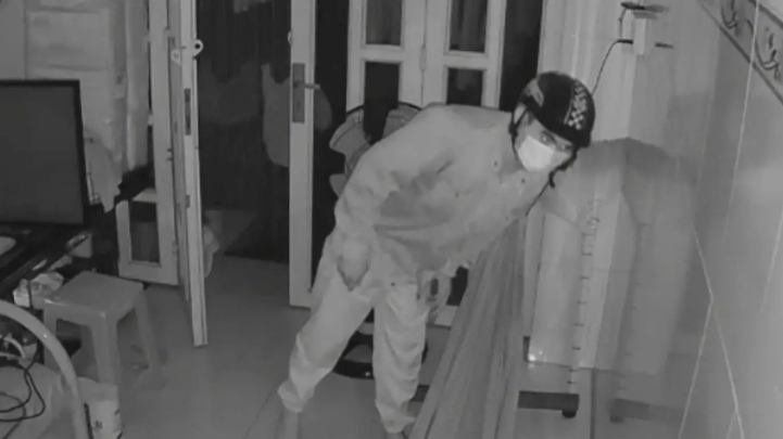 Kẻ trộm đột nhập phòng ngủ khi chủ nhà say giấc